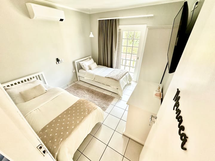 The Manacá room has two bicamas, hot and cold air condition, as well as well as a Smart TV connected to our internet.
