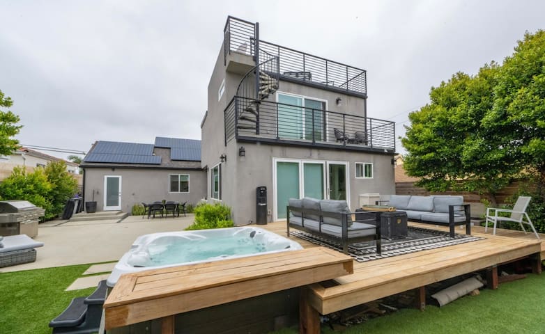 Outdoor/Indoor Living!! Hot Tub, Views, Rooftop