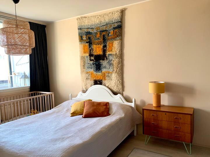 เตียงนอนขนาด 160 ซม. ที่นอนสบาย และยังมีเตียงเด็กเล็กสำหรับทารกที่สามารถย้ายไปยังห้องนอนที่สองได้หากไม่จำเป็นต้องใช้ที่นี่