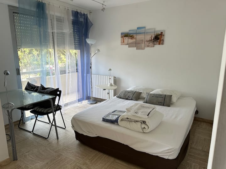 chumba cha kulala mara mbili, kitanda cha sentimita 160, kabati la nguo, kipofu.