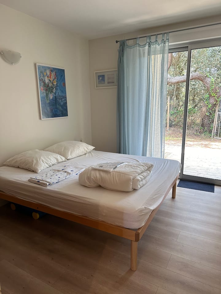 chumba cha kulala mara mbili kinachoangalia msitu wa misonobari, kitanda cha sentimita 160, kabati la nguo, kipofu cha umeme