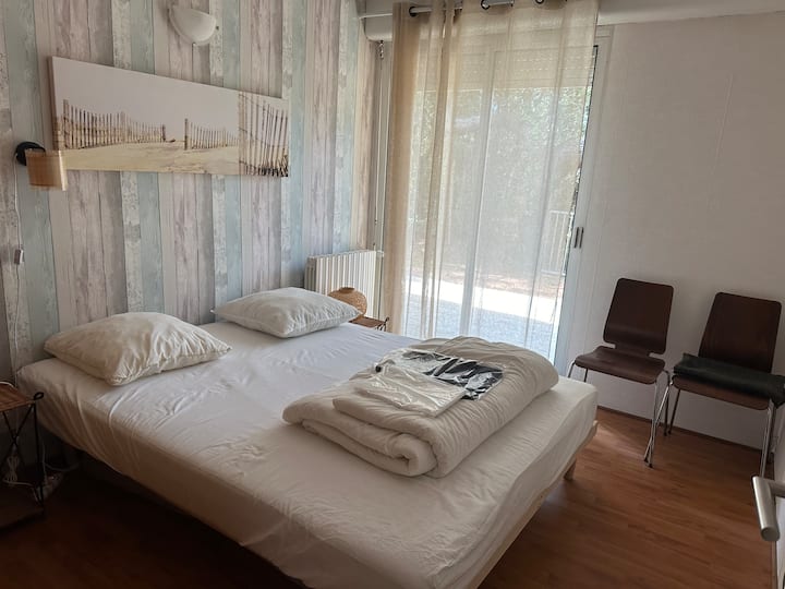 chumba cha kulala kinachoangalia msitu wa misonobari, kitanda cha sentimita 160, kabati la nguo, kipofu