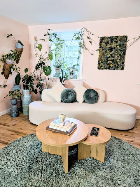 Top Airbnb: Spacious, Friends & Family Suite, 5 min to Subway in Brooklyn