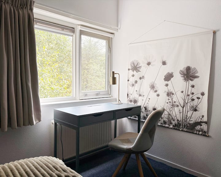 Bureau dans la chambre 2