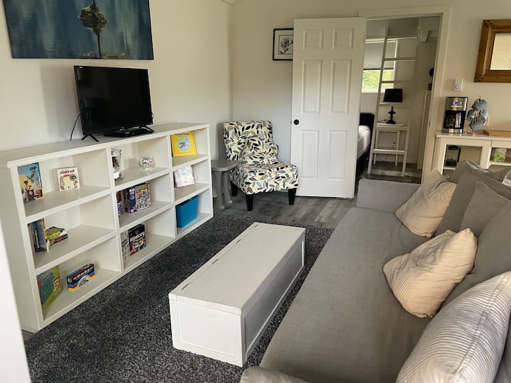 Beaver Lake - Lakeside Studio Cabin - Airbnb Legal - Lake Cowichan