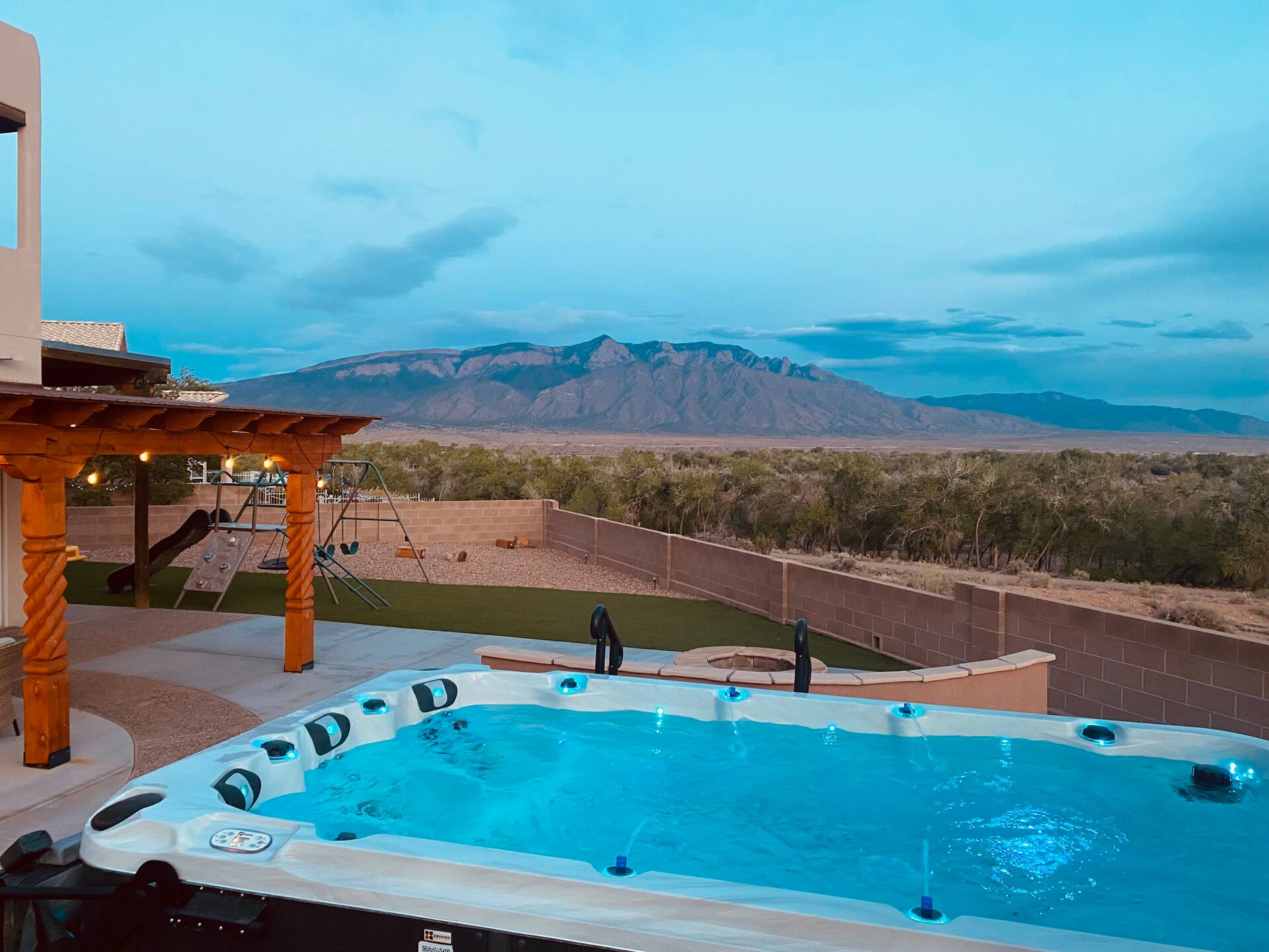 Casa Del Rio, Mountain Views & Riverfront Getaway!