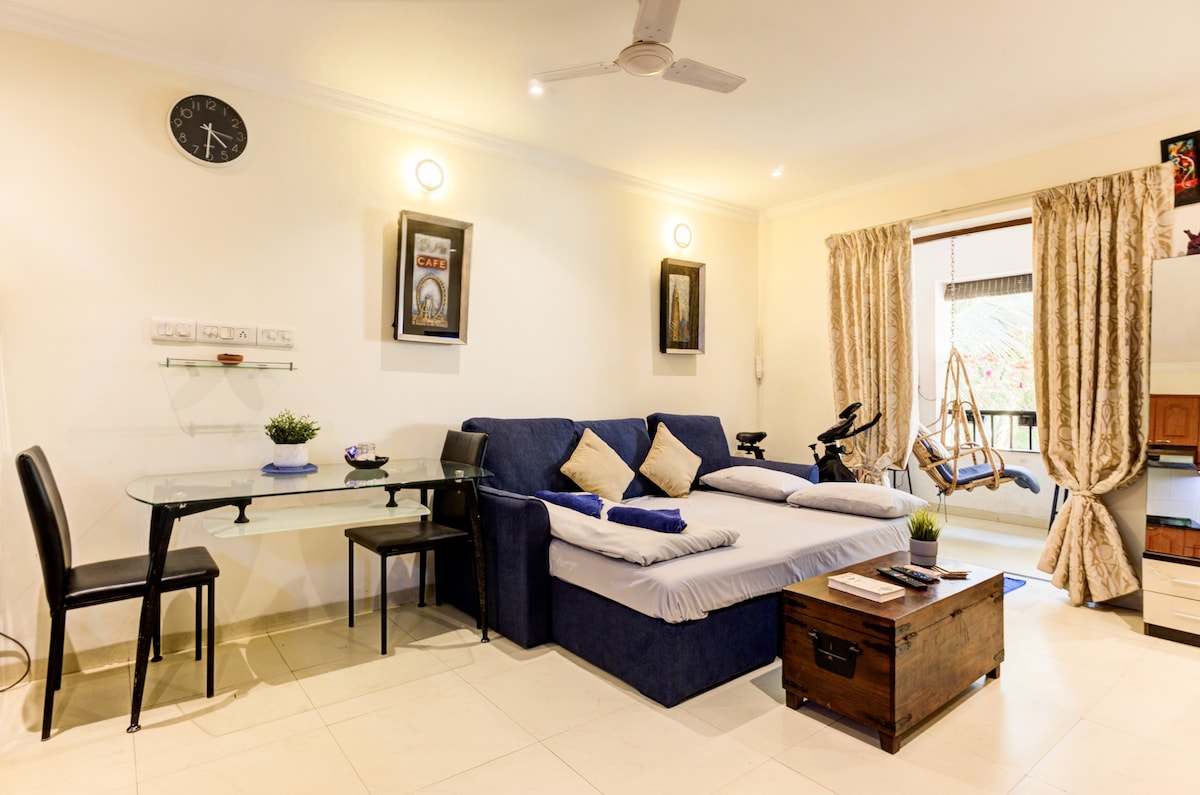 Dnevni boravak sastoji se od kauča na razvlačenje za 2 osobe, blagovaonskog stola. Pametni TV s uslugom Tata Sky.