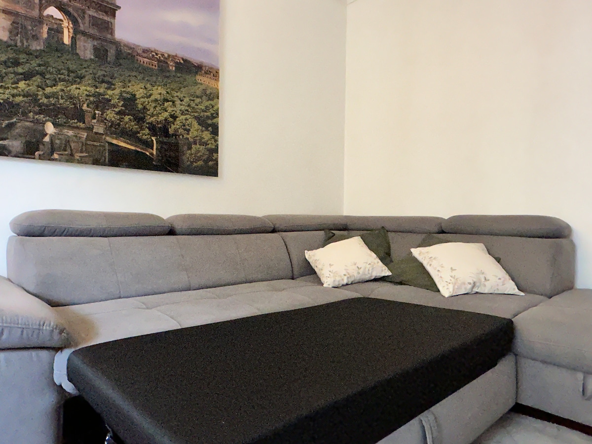 Successful Airbnb property: Paris Place d 'Étoile Arc de Triomphe in Paris 17e Arrondissement