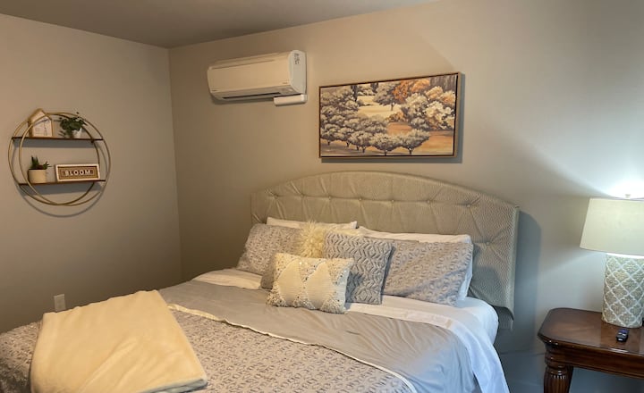 Crisp, clean radiant3 bed 2 bath, King Bed Suite!