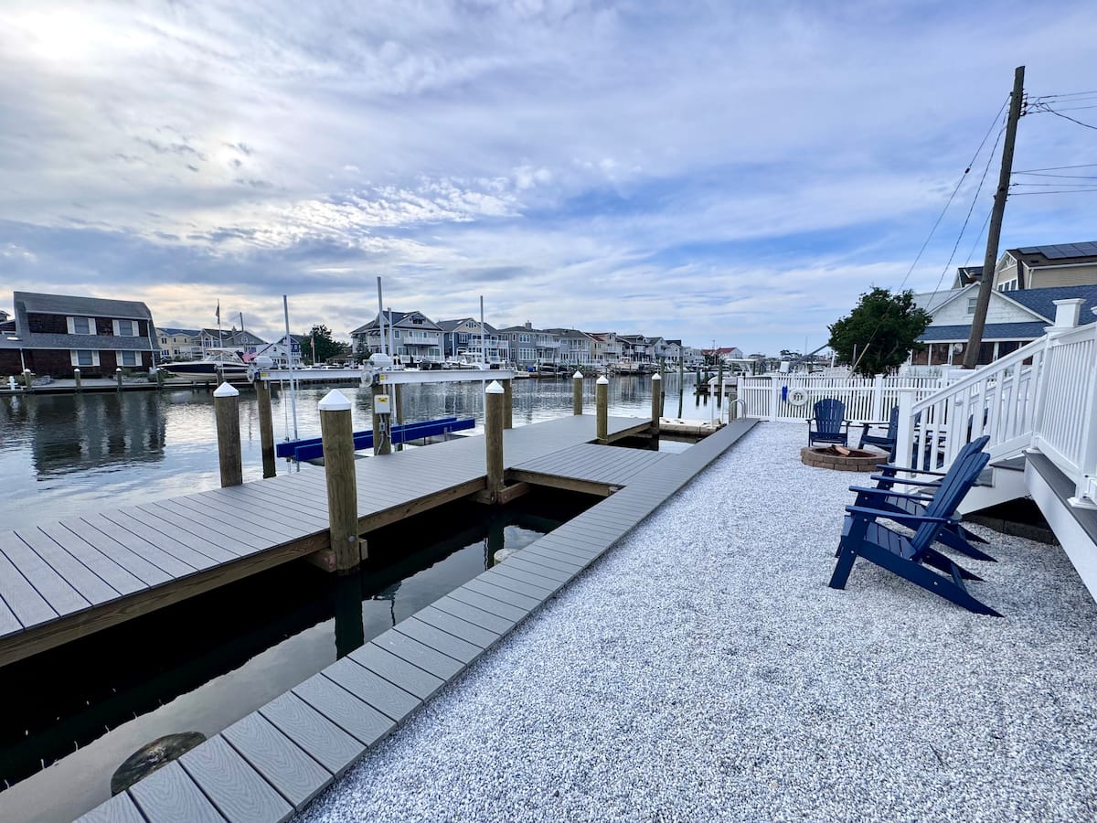 Waterfront backyard seating beside Lake Louise at the Point Pleasant Beach rental