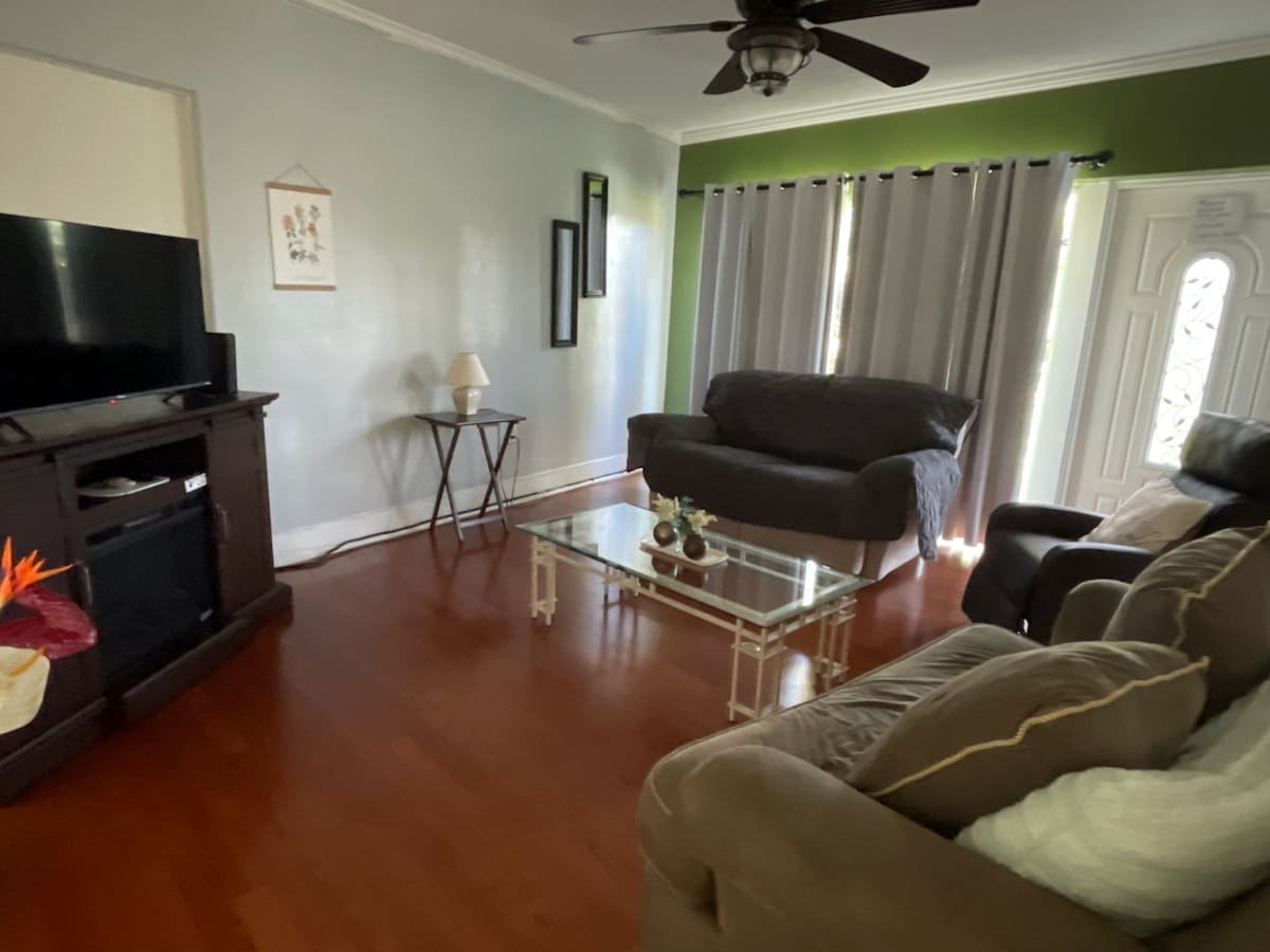 Popular Airbnb listing: Clean, Private Full Apt. Ideal/Nurses-7 min Phoebe in Albany