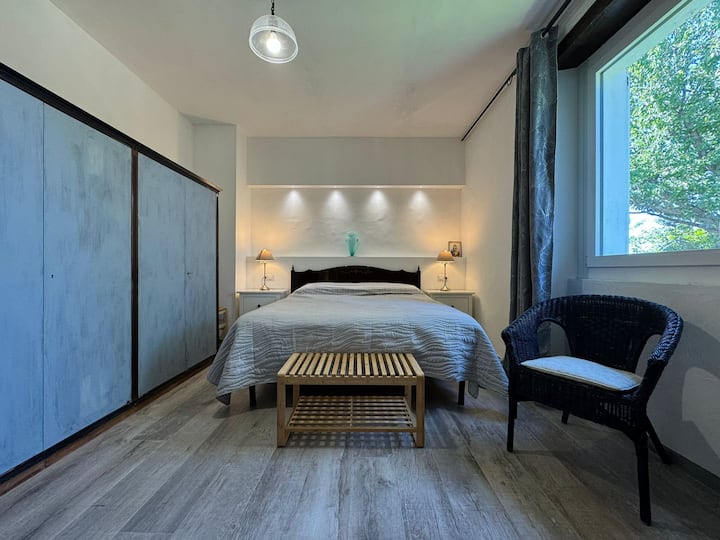 غرفة نوم مزدوجة كبيرة بإطلالة بانورامية