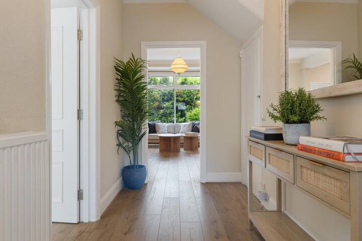 6 bedroom contemporary home gallery image 3