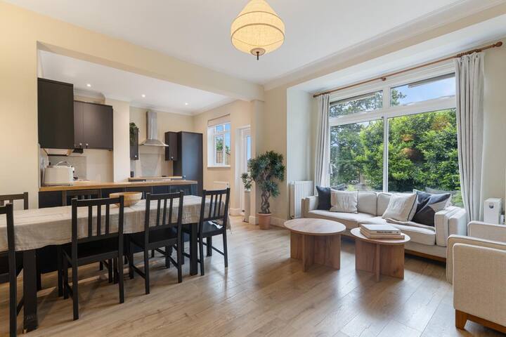 6 bedroom contemporary home gallery image 2