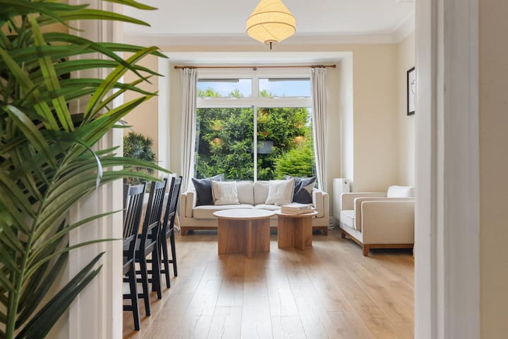 6 bedroom contemporary home