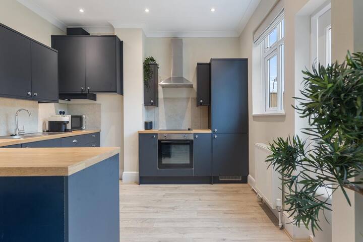 6 bedroom contemporary home gallery image 5