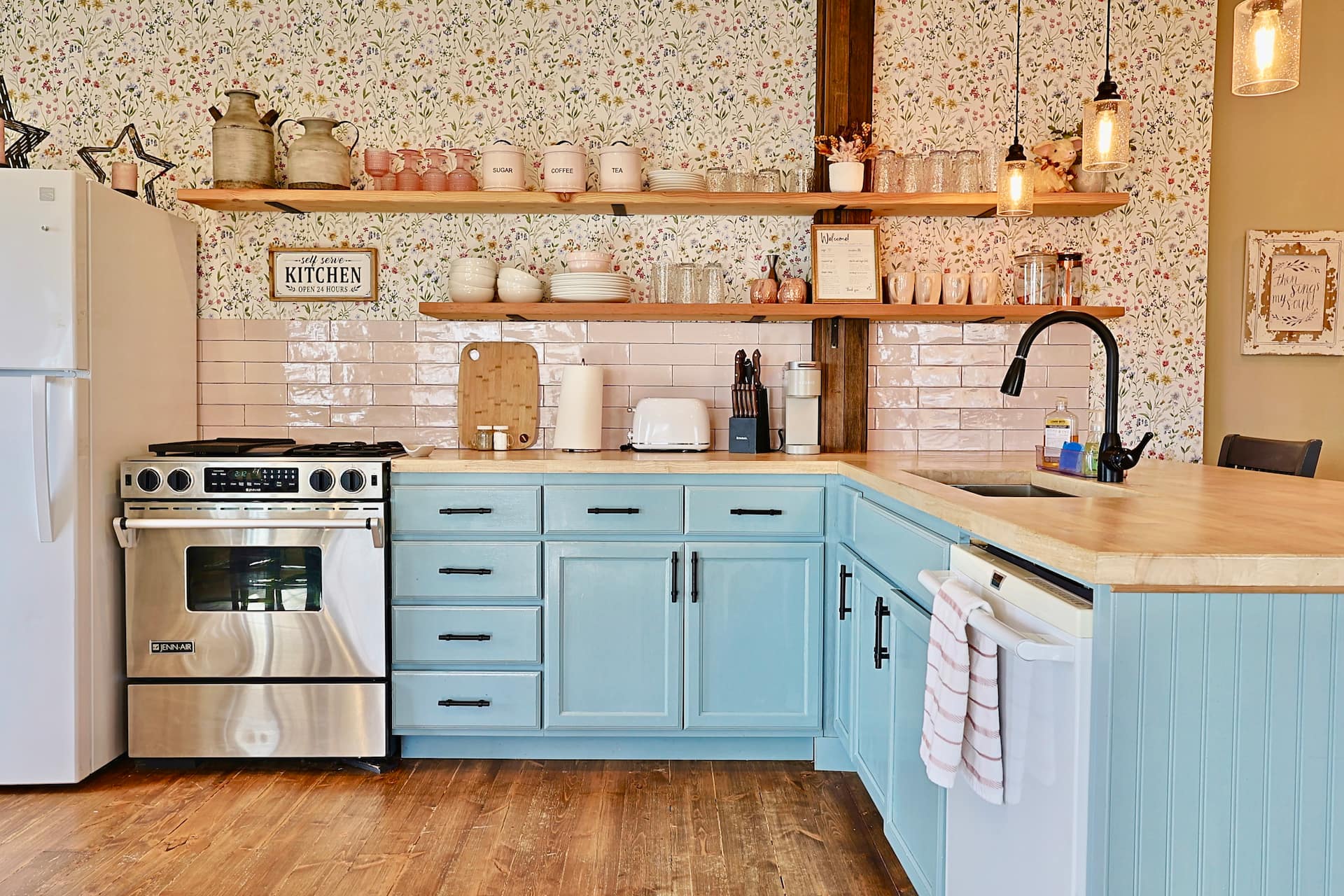 Adorable 3- Bedroom Country-Side retreat w/Hot Tub