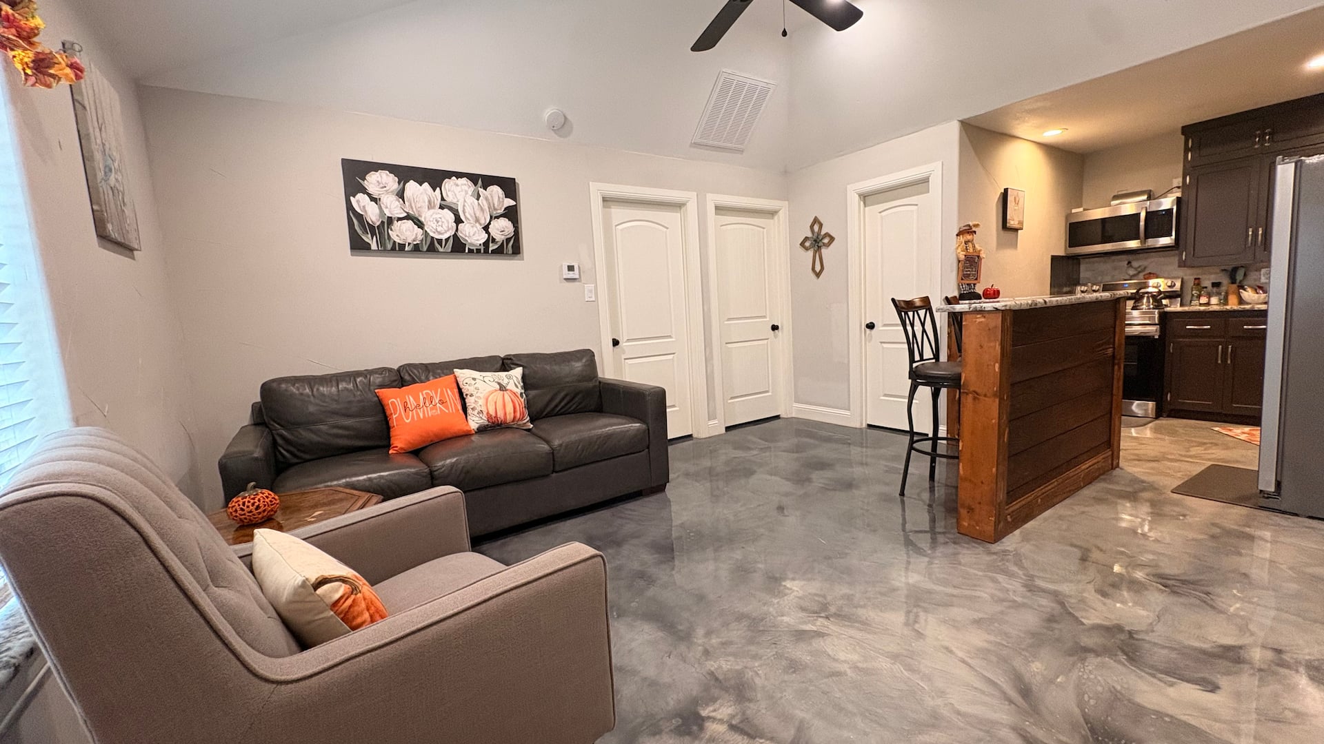 Adorable 2-bedroom guesthouse with free parking