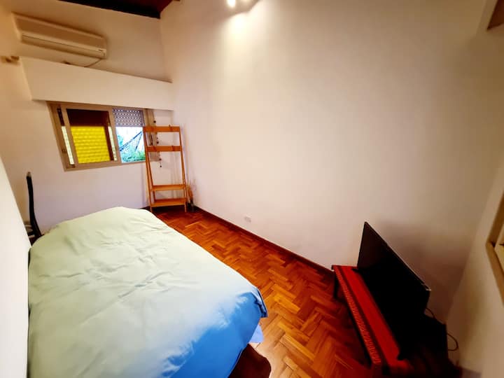 Este ambiente puede usarse tanto como tercer dormitorio como Living. 
Cuenta con calefacción a gas, aire acondicionado y TV con chromcast. 
El espacio de oficina es ideal puesto de trabajo. 