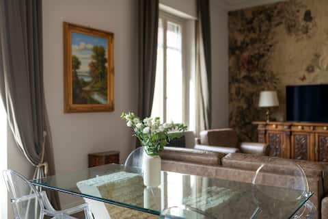 Annuncio Airbnb popolare: Plaza View Luxury Apartment, Alba a Alba