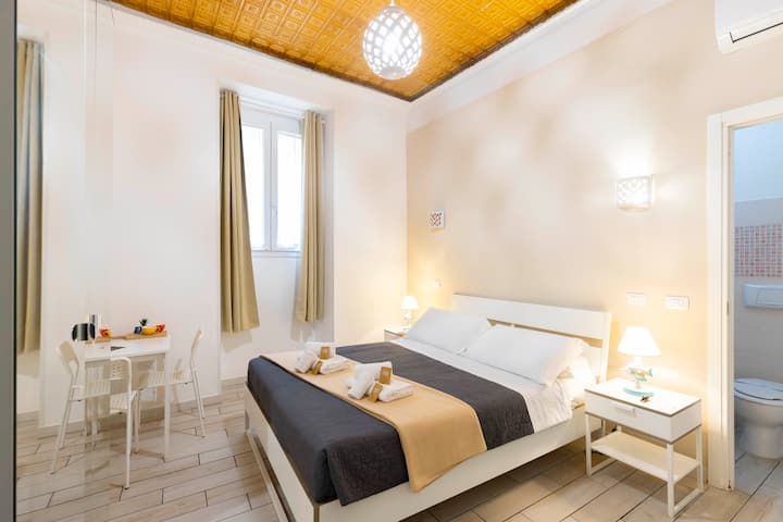Dormitorio doble, cama cómoda y ropa de cama fresca. Baño en suite. 