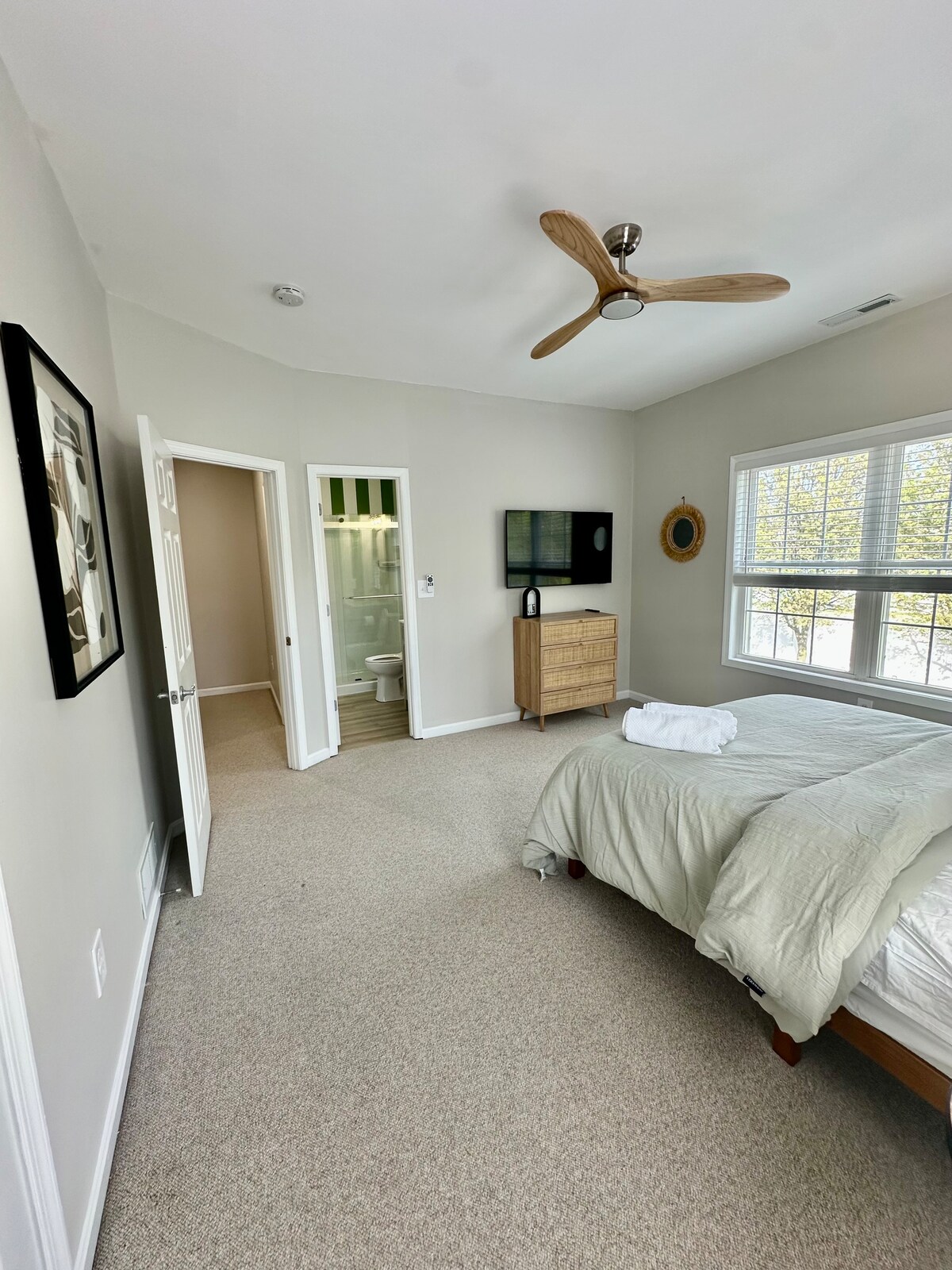 Dodatočný výhľad na spálňu s manželskou posteľou na 2. poschodí a pripojenú kúpeľňu s toaletou