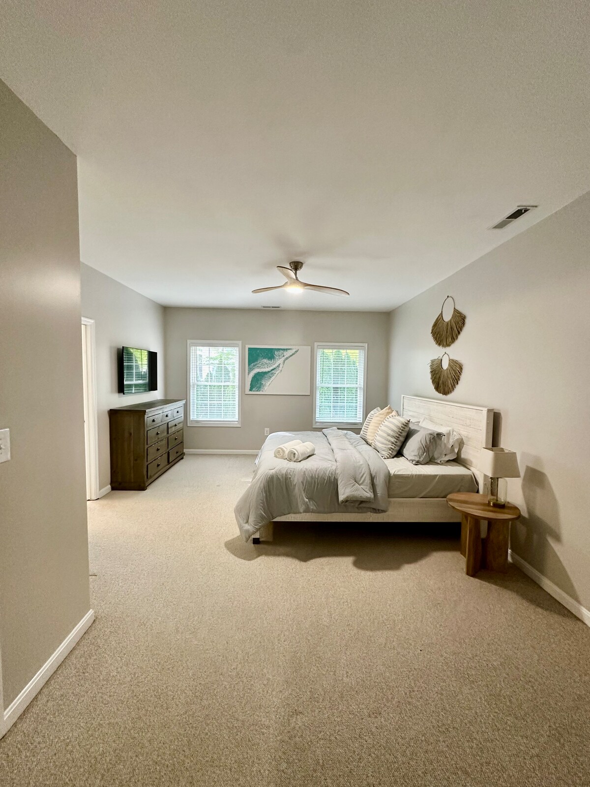 Vitajte v nadrozmernom pánovi, kde si užijete súkromie, masívny šatník, pripojenú kúpeľňu s toaletou a vaňu a všetok úplne nový (2025) nábytok, matrace a posteľná bielizeň. 