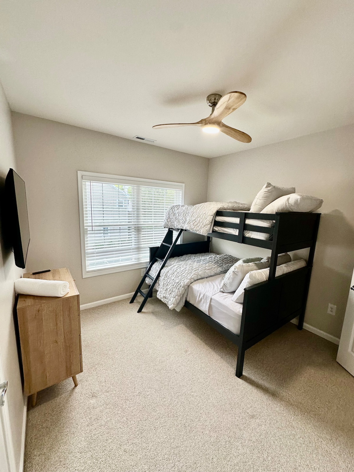 Spálňa pre hostí s dvojlôžkom xl nad plnou poschodovou posteľou