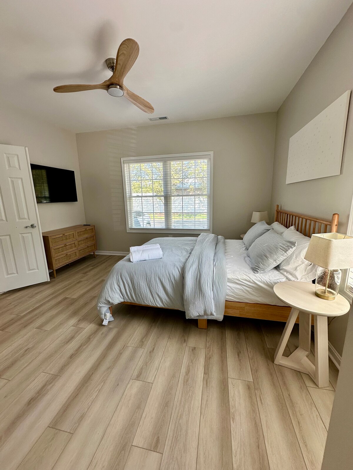 Všetko je úplne nové vrátane inteligentnej televízie Samsung, podlahy, postele, posteľnej bielizne, komody a ďalších prvkov. Buďte jedným z prvých, ktorí si užijú tento úplne aktualizovaný priestor