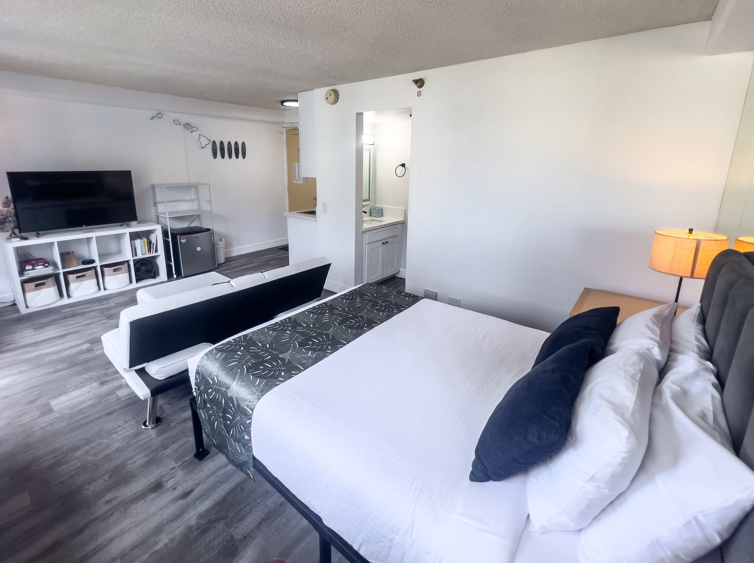 Condo in Honolulu · ★4.87 · Studio · 1 bed · 1 bath - Image 30
