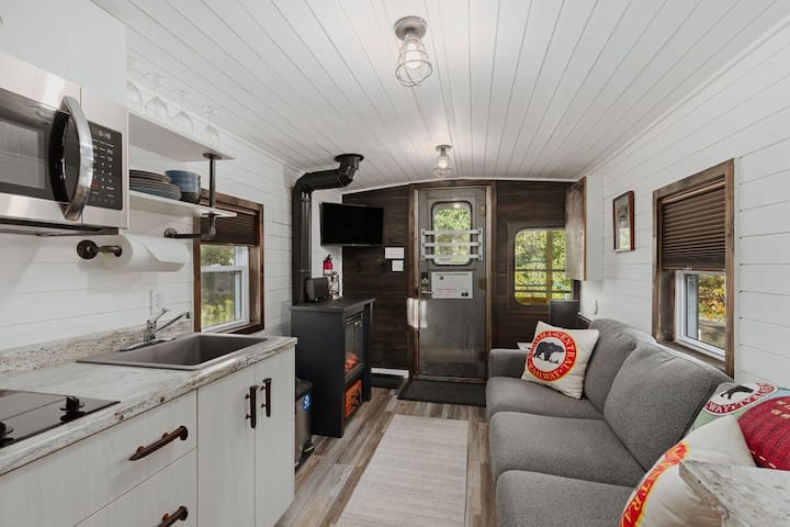 Side Tracked In Muskoka - Gravenhurst