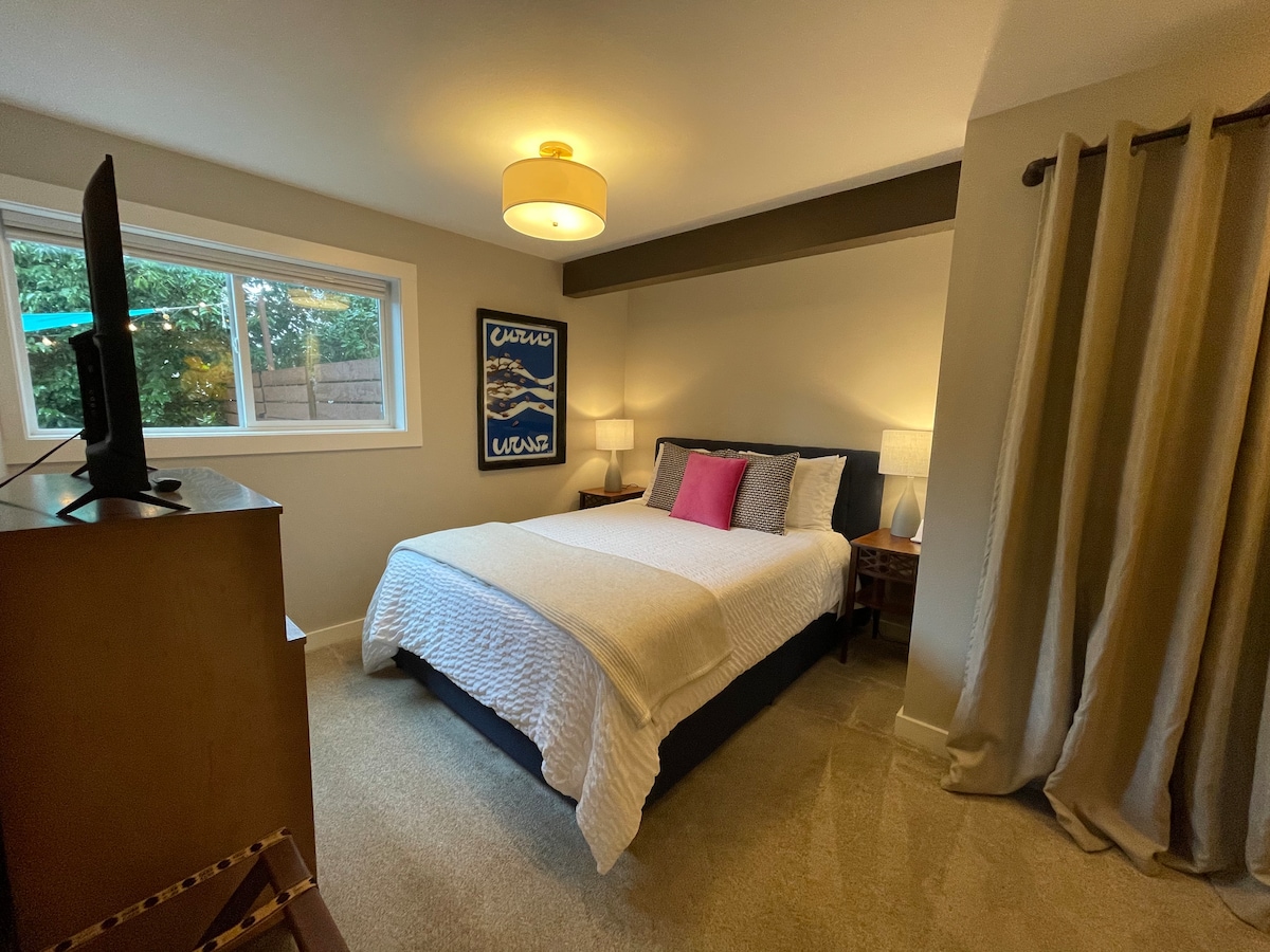 Udoban bračni krevet u glavnoj spavaćoj sobi s dodatnim jastucima i dekama. 