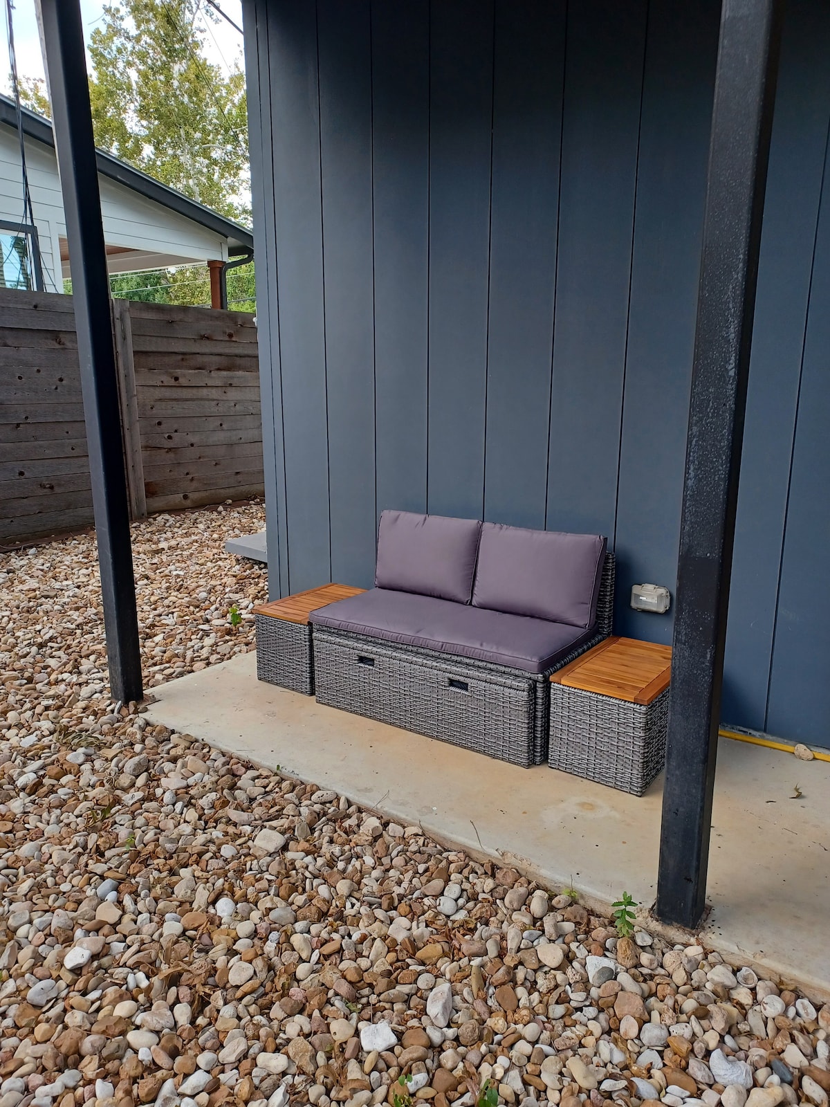 Modern 1 bed 1.5 bath with yard in Hyde Park