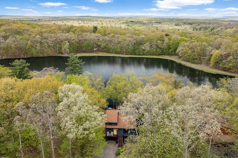 Blue Canoe: Luxury Lakefront w/ Hot Tub & Kayaks