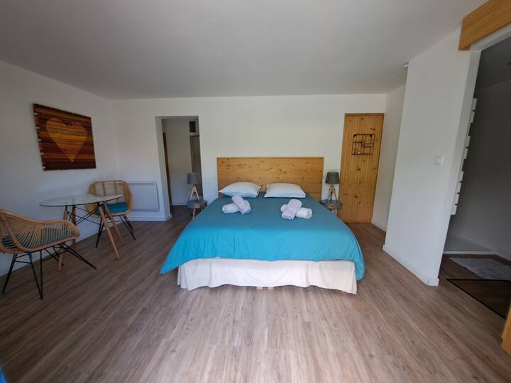 Apartman s privatnom kupaonicom, bračnim krevetom (160 cm), garderobom, hladnjakom i privatnim terasama za ekskluzivan odmor u udobnosti.