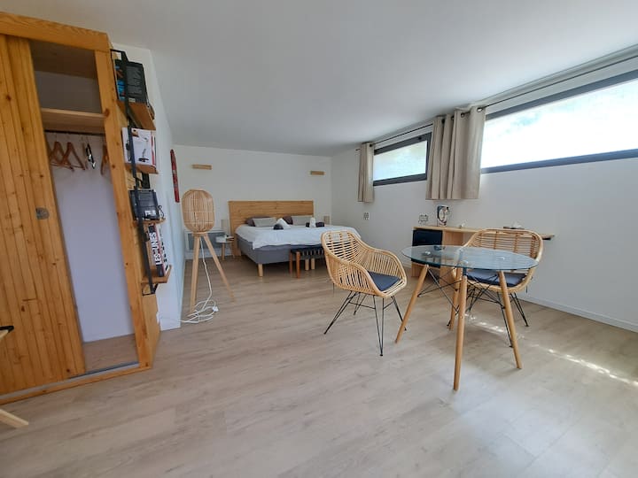 Veliki apartman s privatnom kupaonicom, bračnim krevetom (180 cm), garderobom, hladnjakom i privatnim terasama za ekskluzivan odmor u udobnosti.