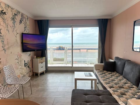 Successful Airbnb property: Sand between your toes / Sea view and access in Bray Dunes