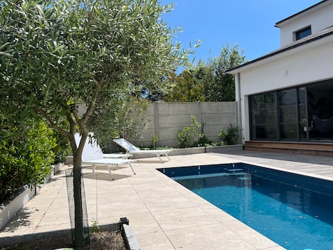 Contemporary house with pool, 400 m walk to the beach.