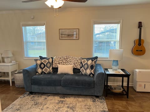 Popular Airbnb listing: 5 min to I-75 “La Viletta Blu” 15 min city in Chattanooga