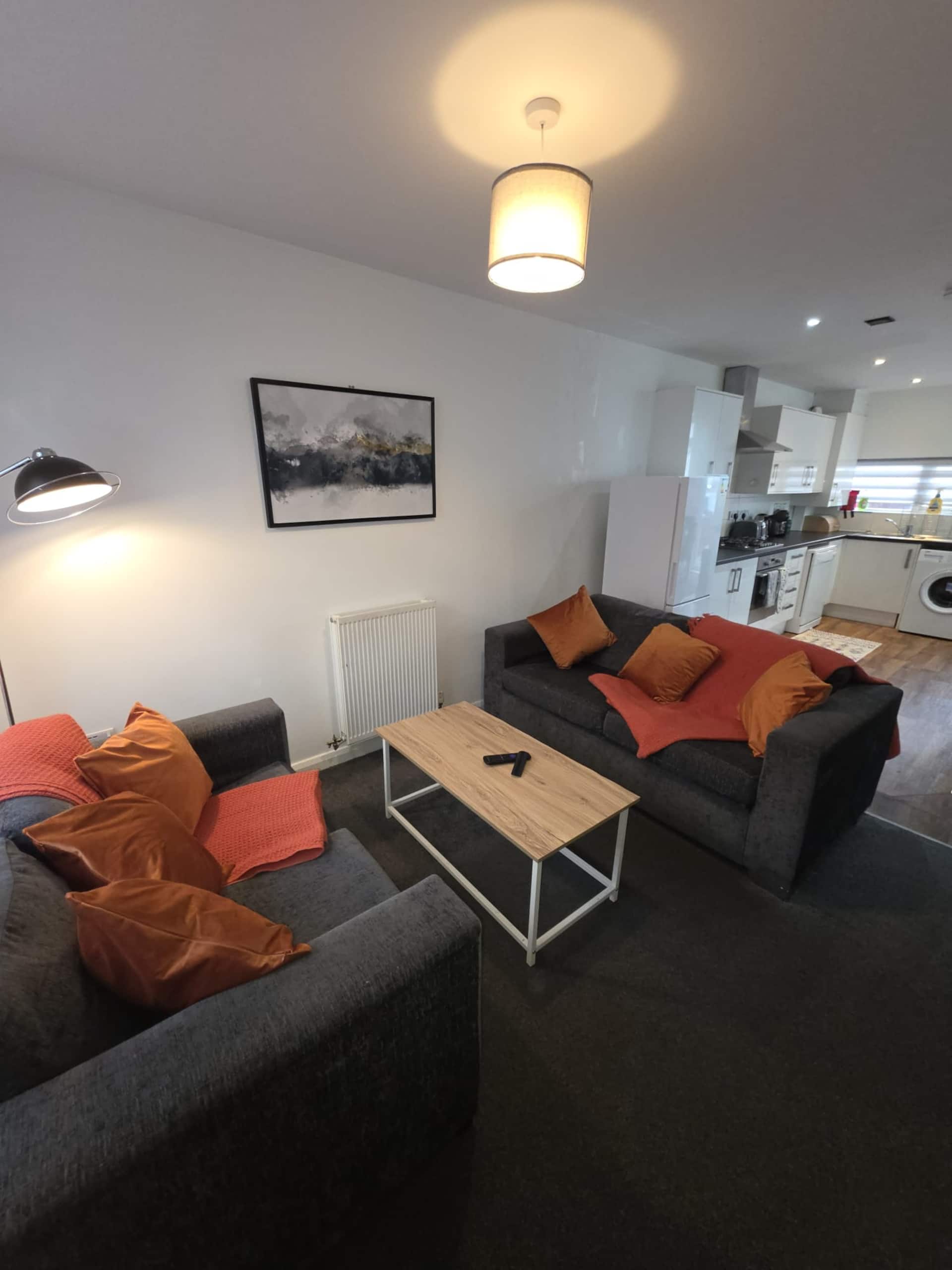 5 bedroom house near Etihad (8 beds, Free Parking)