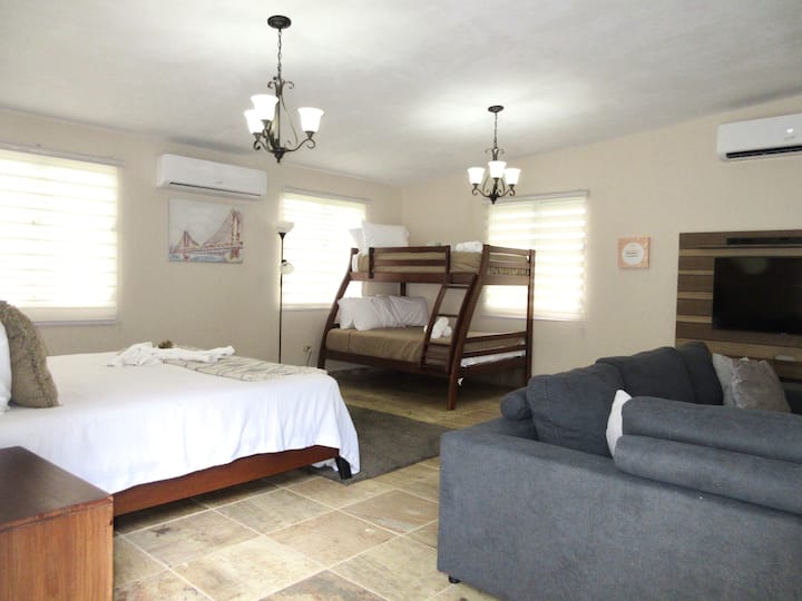 Ბინაში ყველა სივრცე ერთად არის. Საძინებლები, დივანი, მისაღები ოთახი, სამზარეულო 