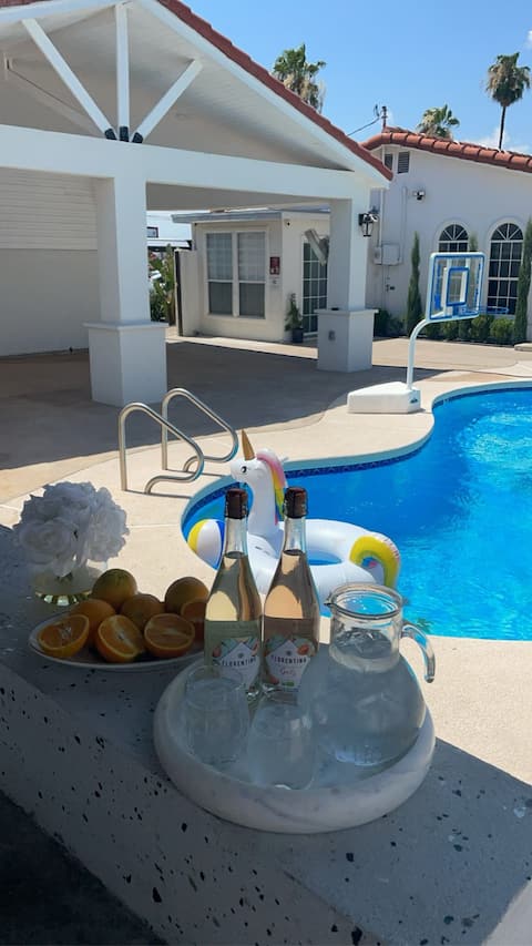 Perfect for Gatherings /Large Groups/Families/