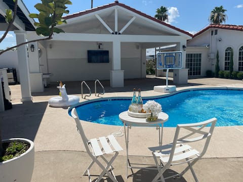 Perfect for Gatherings /Large Groups/Families/