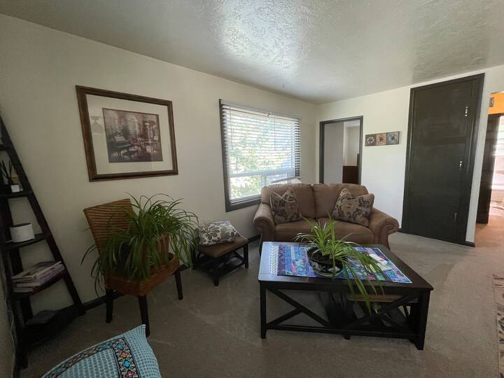 Private Upstairs Garden View Apartment - The Dalles, OR