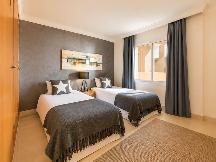 Aloha Hill Club – Fleti ya Kifahari yenye Vyumba 2 vya Kulala na Baraza Kubwa | Marbella2Love
Chumba cha kulala cha 2 chenye vitanda 2, kila kimoja kikiwa sentimita 90x200