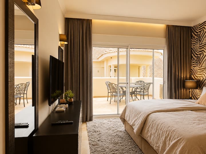 Aloha Hill Club – Fleti ya Kifahari yenye Vyumba 2 vya Kulala na Baraza Kubwa | Marbella2Love
Chumba kikuu cha kulala chenye kitanda kikubwa cha 180 x 200 cm