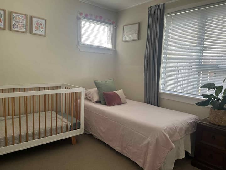 Chambre simple (lit gigogne) avec lit bébé