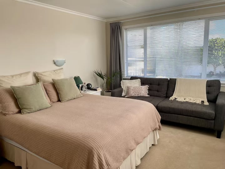 Lit queen size, lit bébé et canapé dans la chambre principale