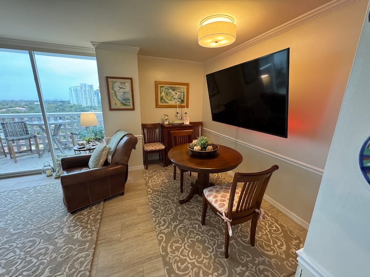 طاولة طعام مع أربعة كراسي. ورقة إضافية للتوسيع موجودة في خزانة الضيوف.