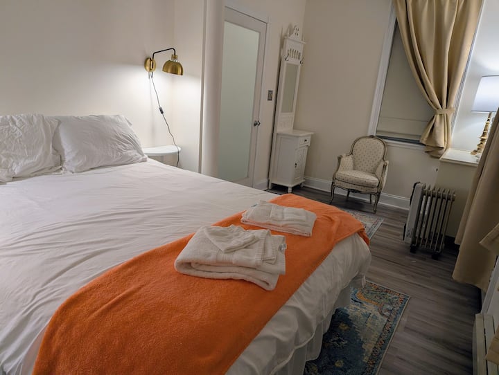 1st floor Queen Bedroom